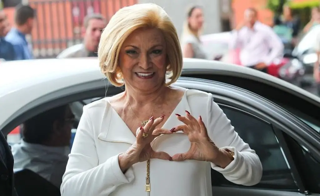 hebe camargo faz sinal de coracao com suas maos