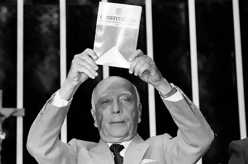 ulysses guimarães segurando a constituicao brasileira