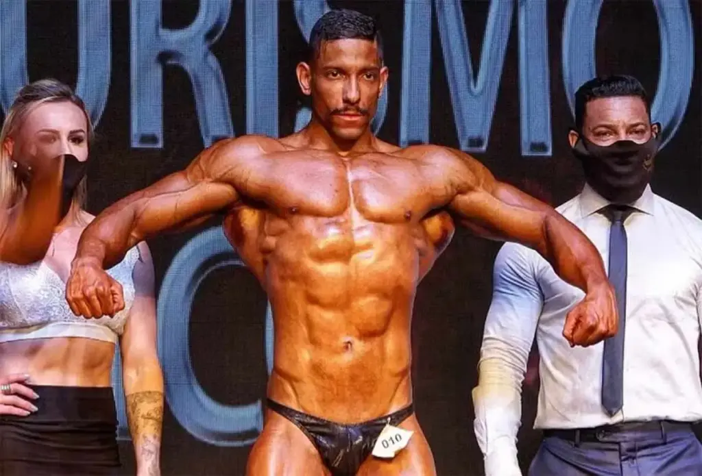 gui bull faz pose em competicao