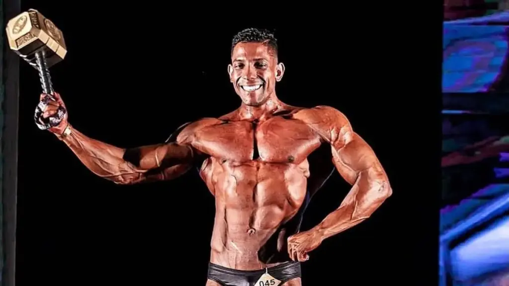 gui bull segurado martelo dourado