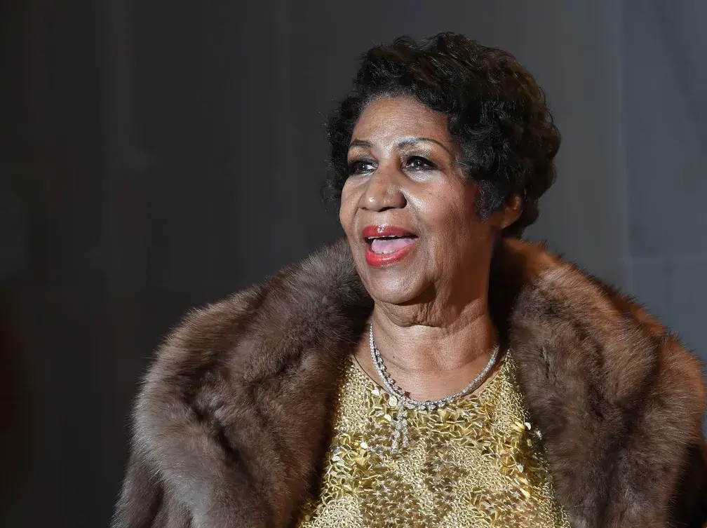 aretha franklin com casaco