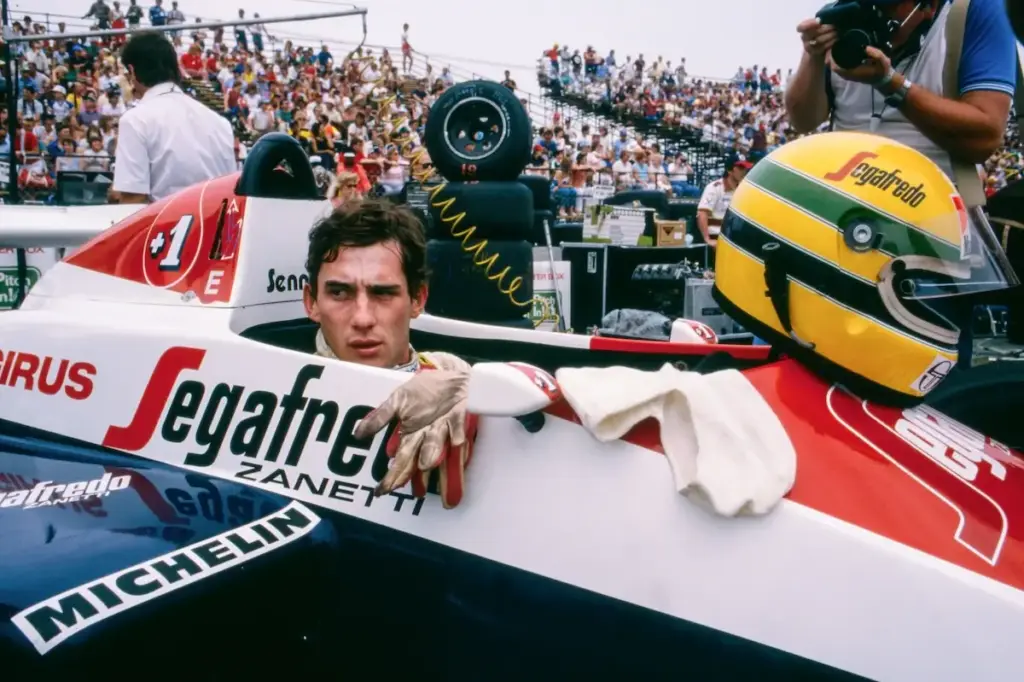 ayrton senna em seu carro de formula 1
