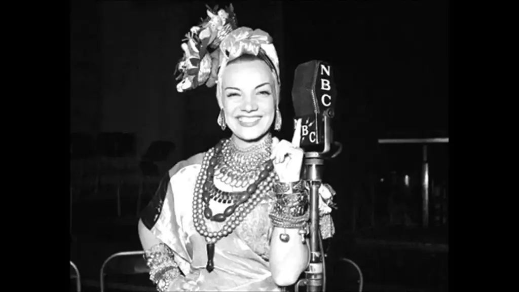 carmen miranda ao microfone