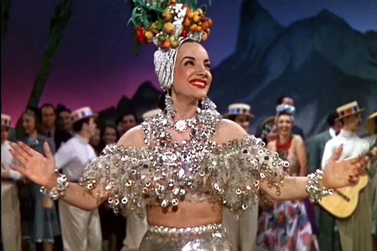 carmen miranda fazendo um show