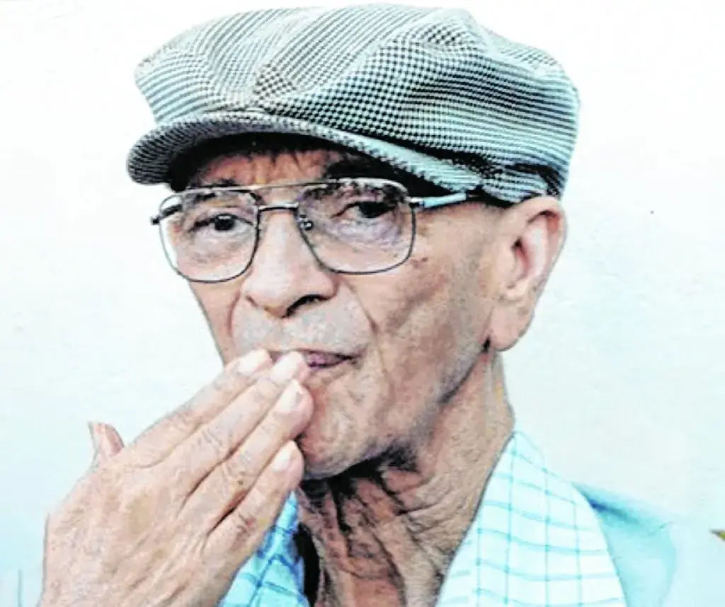 chico xavier com mao nos labios