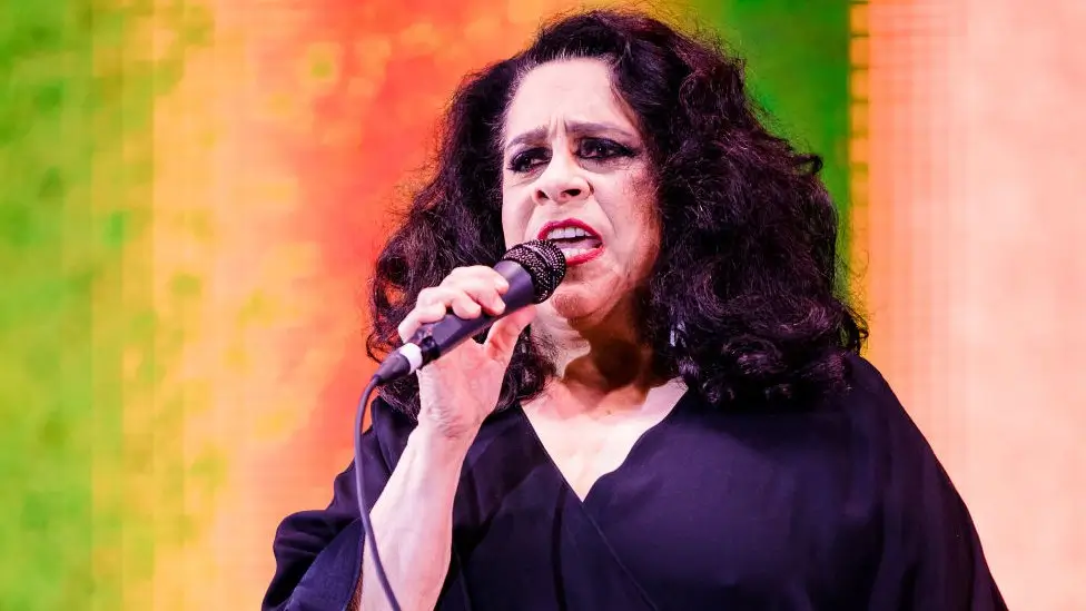 gal costa cantando