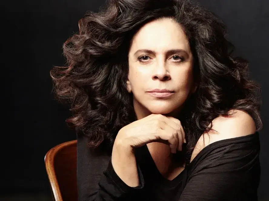 gal costa posa para foto