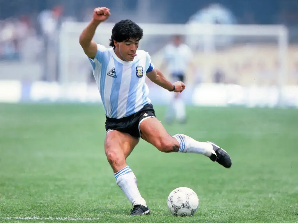 maradona prepara um chute