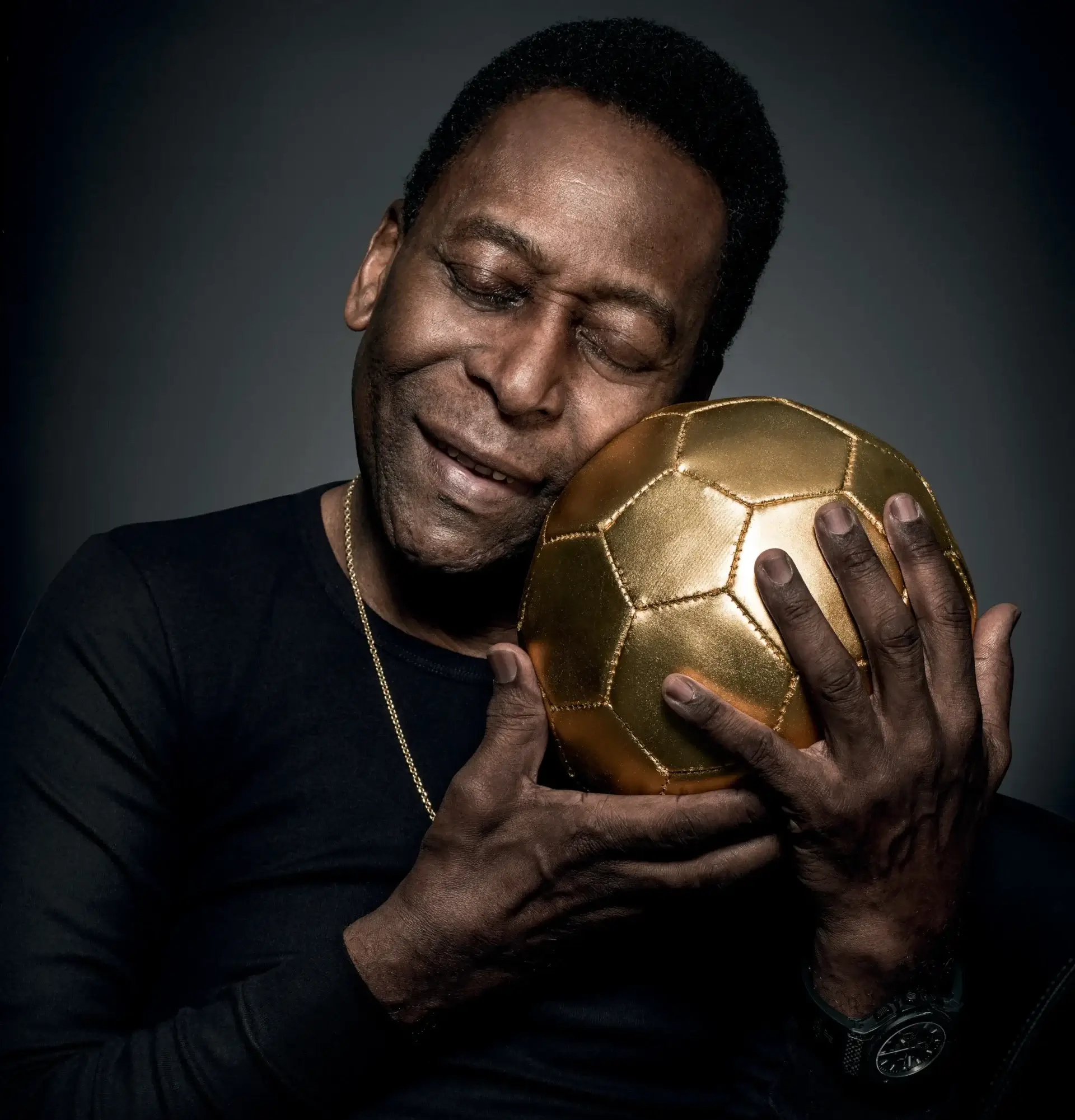 pele abracando bola de ouro