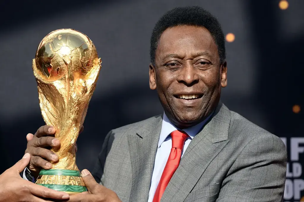 pele segura trofeu